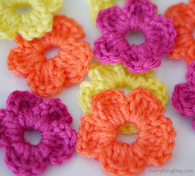 The Easiest Crochet Flowers - Pattern - EverythingEtsy.com
